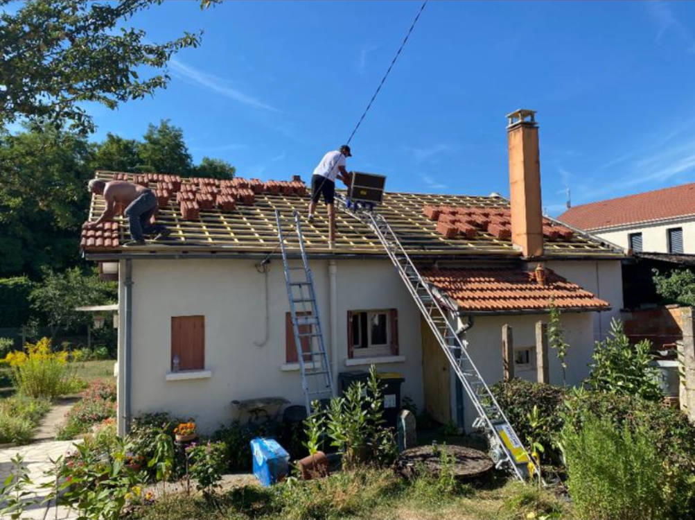 Pose des nouvelles tuiles lors d'une rénovation de toiture en Essonne